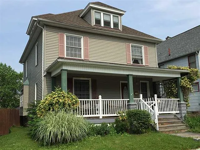 328 Spruce Ave photo 1