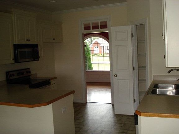4th image of 214 Edgebrook Dr