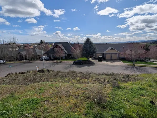 2683 NW Mount Hood Dr, McMinnville, OR 97128