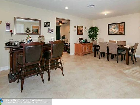 4th image of 122 Riverwalk Cir W