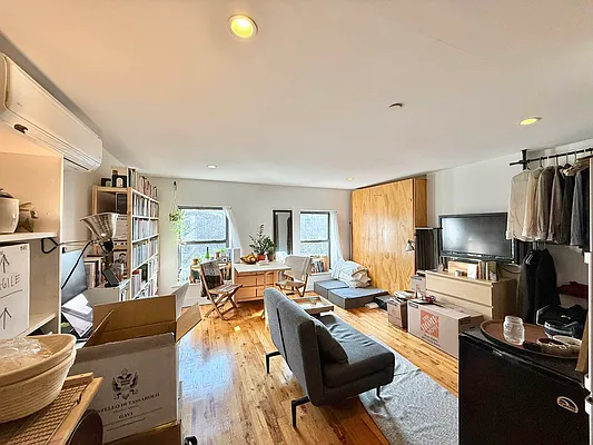 Rented by ERNY LLC | media 18