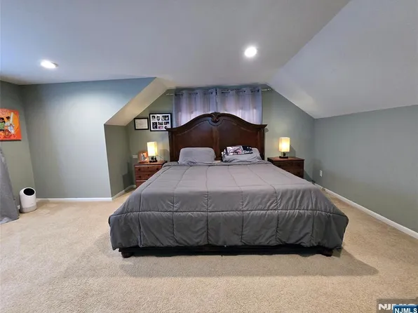 202 Pleasant Ave, Bergenfield, NJ 07621