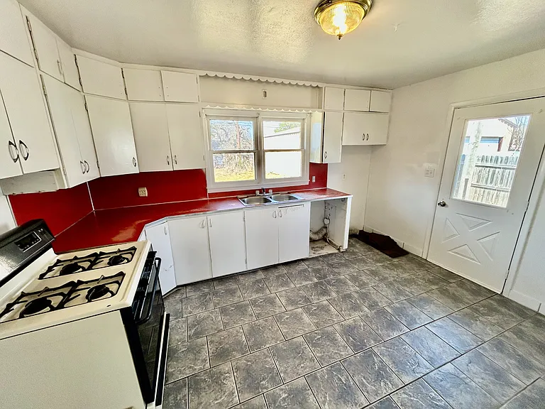 300 E Main St — Photo 4