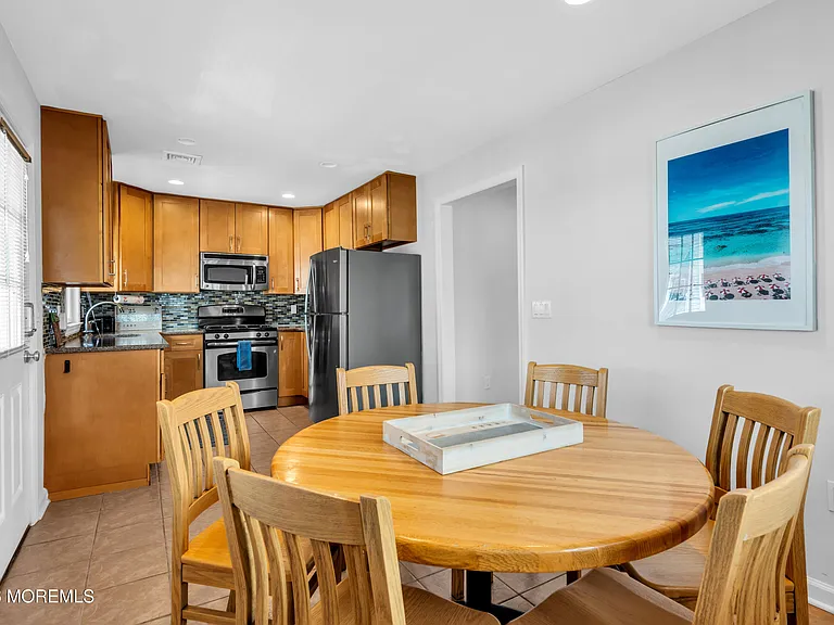 27 Arnold Ave — Photo 22