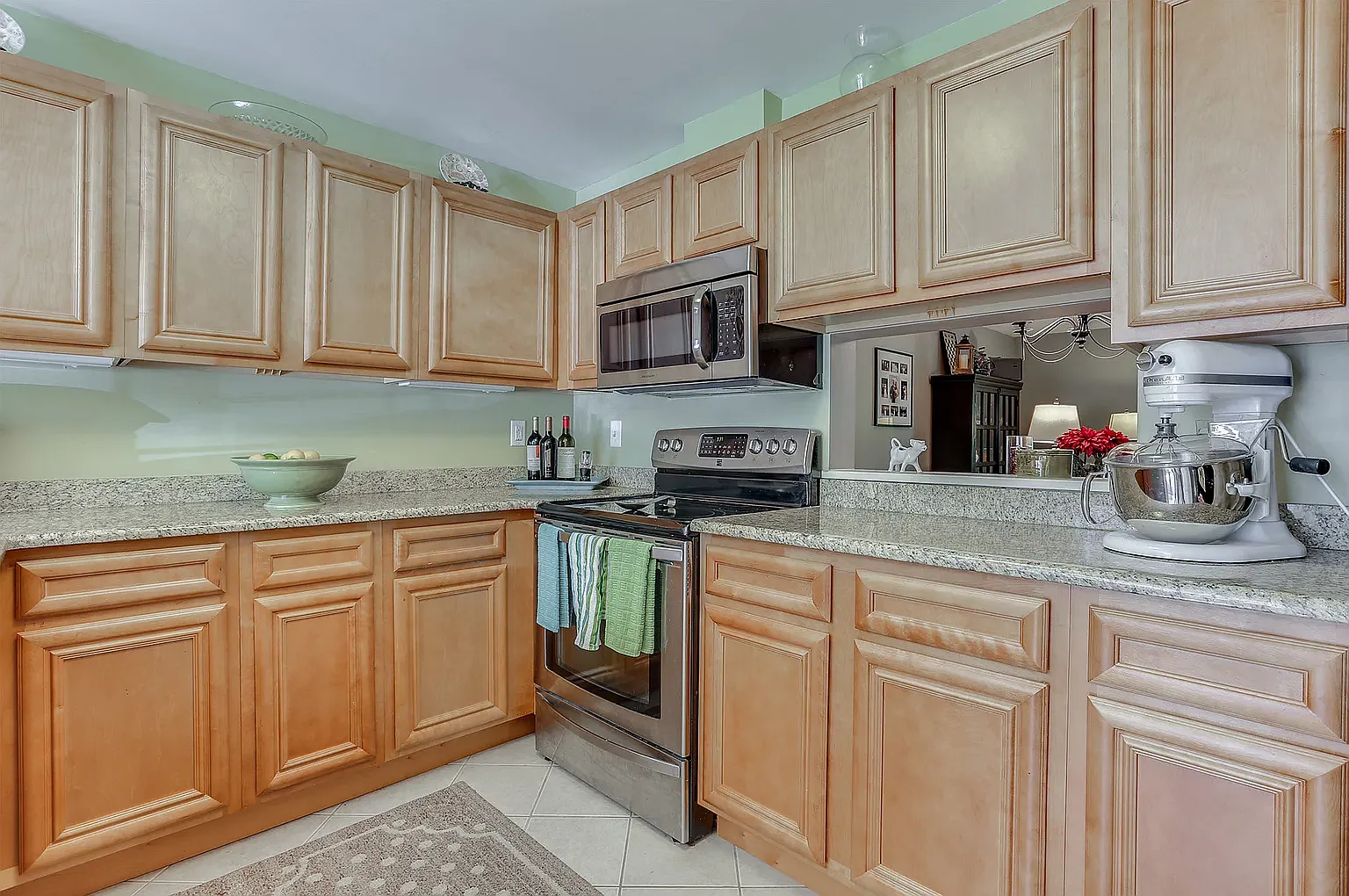 3 bed, 3.5 bath, 2400 sqft, $3,000 — Photo 4
