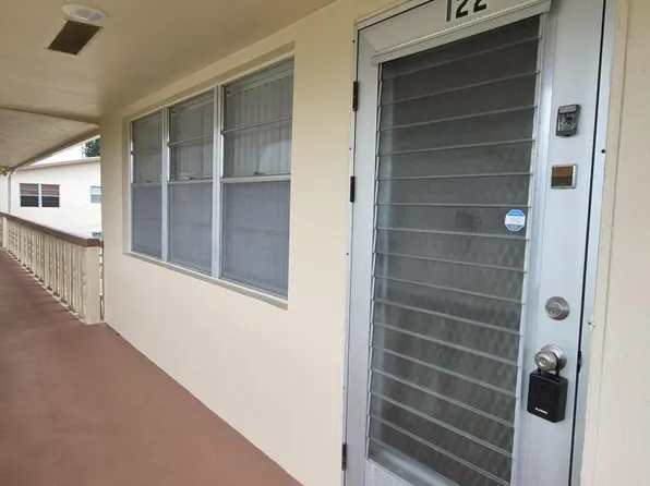 122 W Canterbury Dr, West Palm Beach, FL
