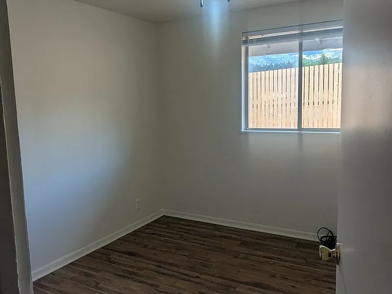 464 Smith St — Photo 7