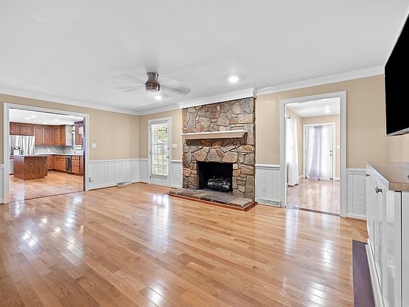 5th image of 8133 Holly Forest Rd