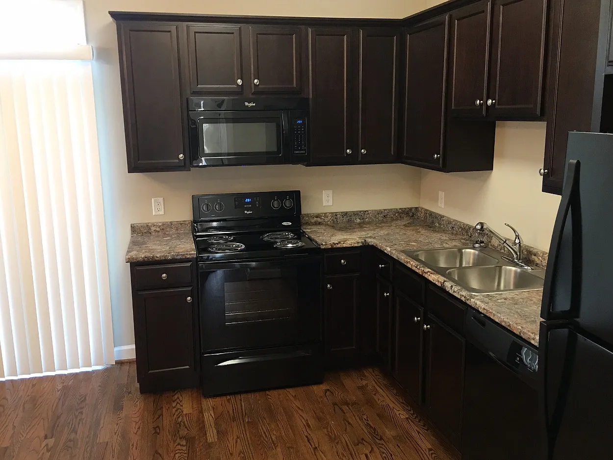 2 bed, 2.5 bath, 1250 sqft, $1,350 — Photo 3