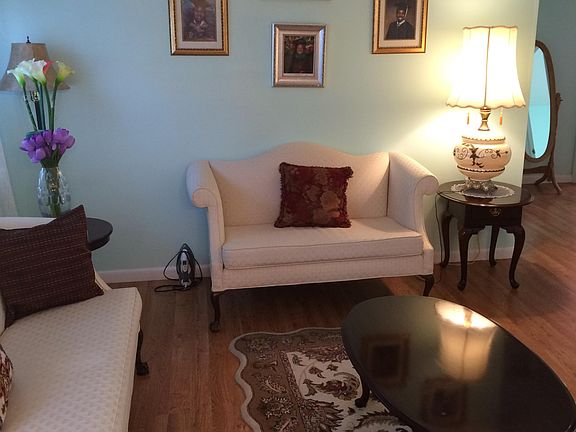 5th image of 233 Hearth Court W