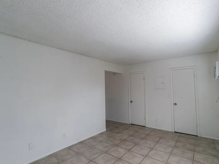 Hamilton House Apartments — Photo 27
