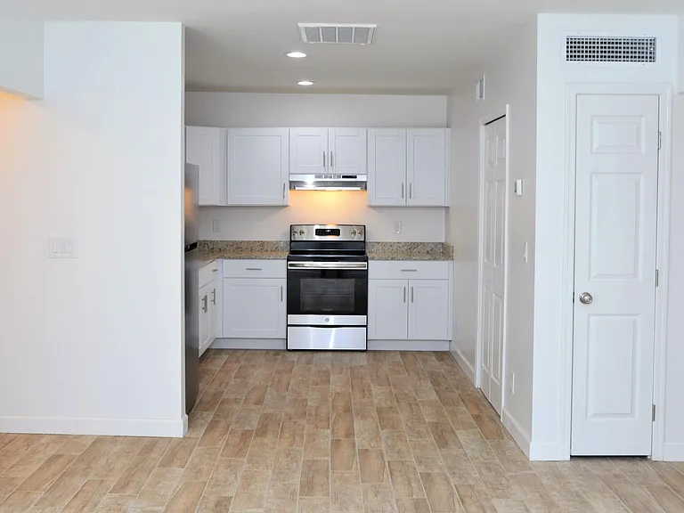 3318 E Presidio Rd — Photo 3