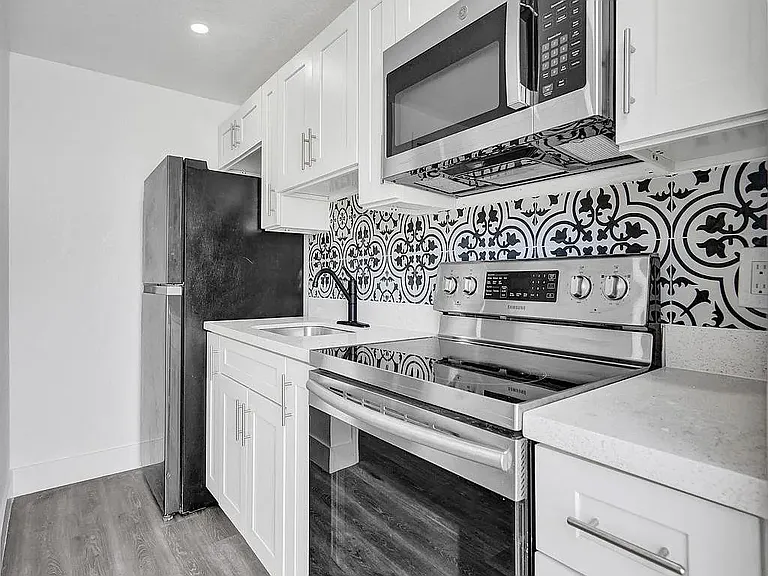940 SW 28th St #2 — Photo 7