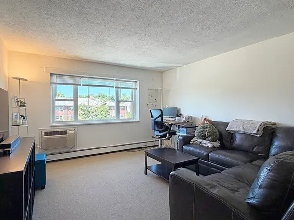 1077 Chestnut St APT 8, Newton, MA 02464