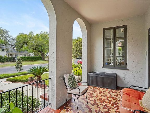 2nd image of 5833 Fontainebleau Dr
