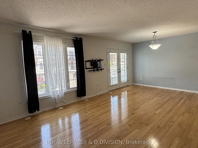 52 Ayers Cres — Photo 8