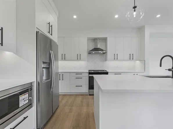 135 SW Walgrove Bay SE, Calgary, AB T2X 4Y7