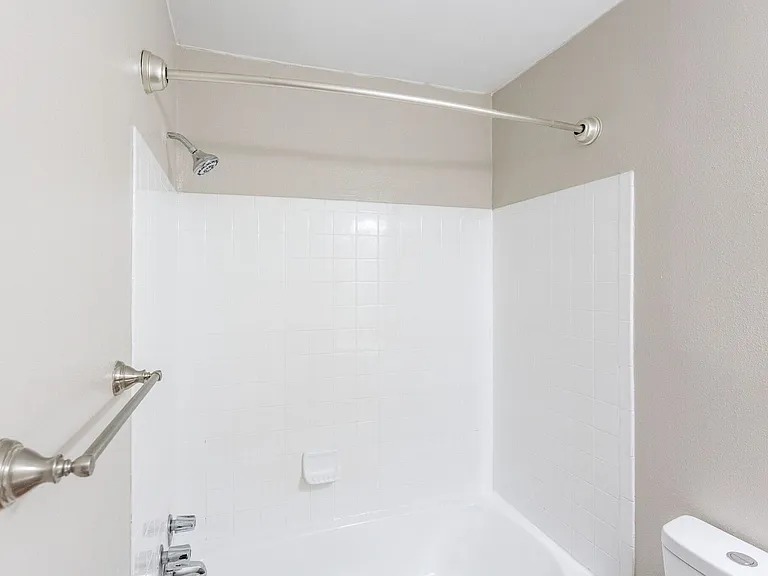 Newly Renovated Oak View Apartments — Photo 10