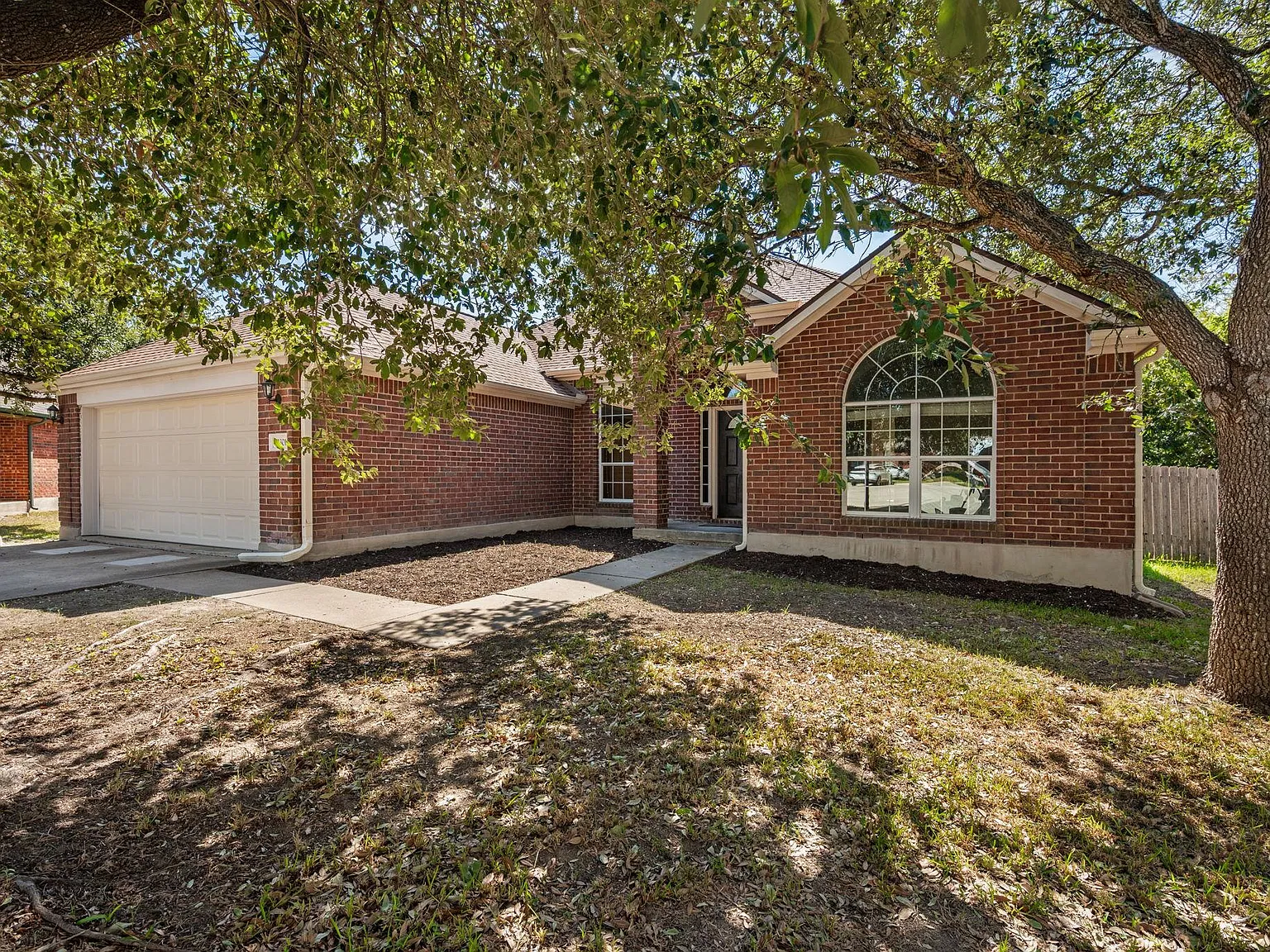 4 bed, 2.0 bath, 2252 sqft, $2,250 — Photo 2