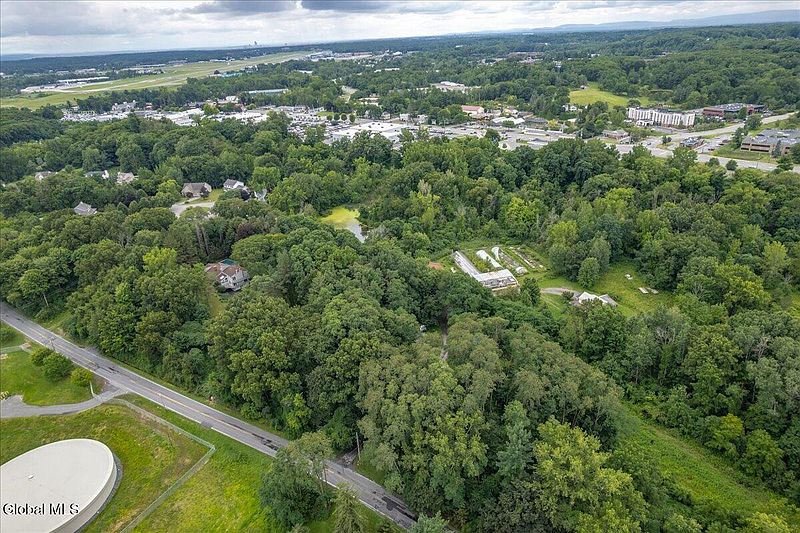 3rd image of 4072 River Road