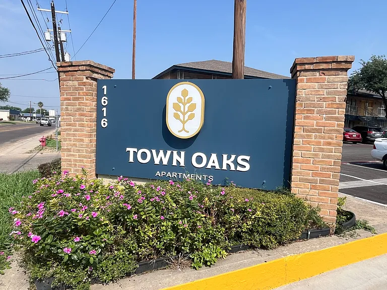 Town Oaks Apartments — Photo 10