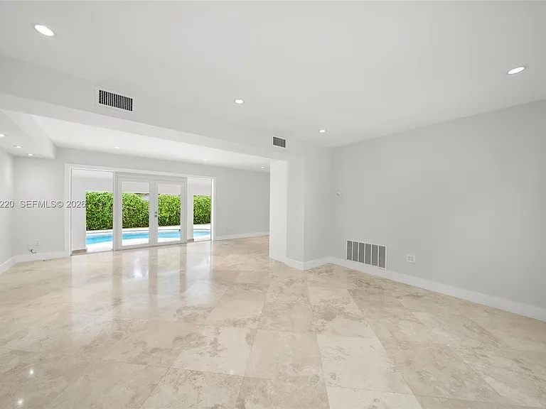 5510 Orduna Dr — Photo 2
