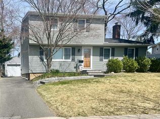 69 Allan Dr, East Norwich, NY 11732