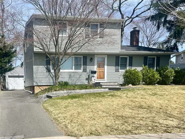 69 Allan Dr, East Norwich, NY 11732