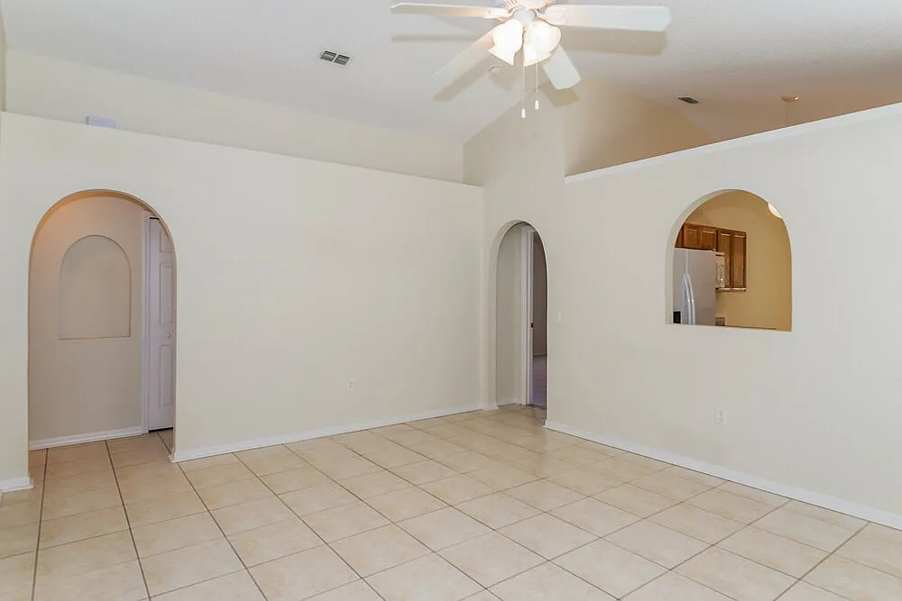 3 bed, 2.0 bath, 1324 sqft, $2,390 — Photo 4