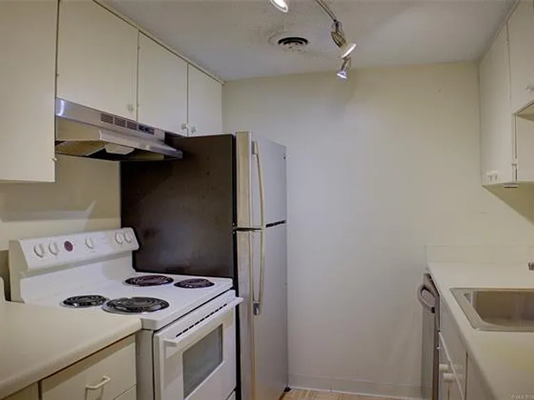 Adorable 2 bed 2 bath in historic Liberty Tower — Photo 21