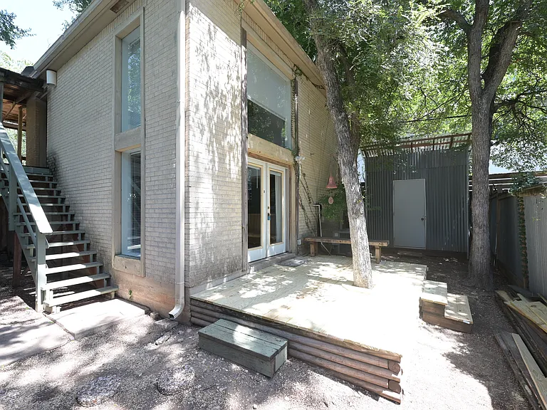 1603 Courtland Ln — Photo 2