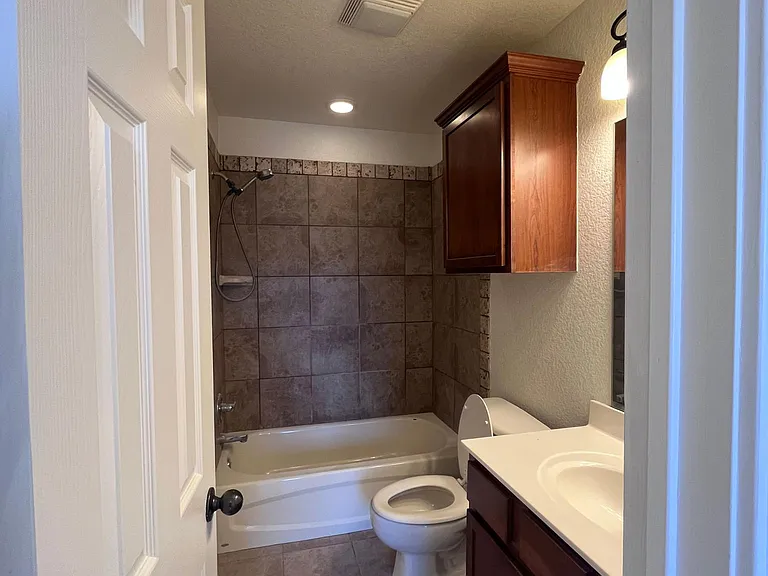 2869 N Seneca Ave — Photo 13