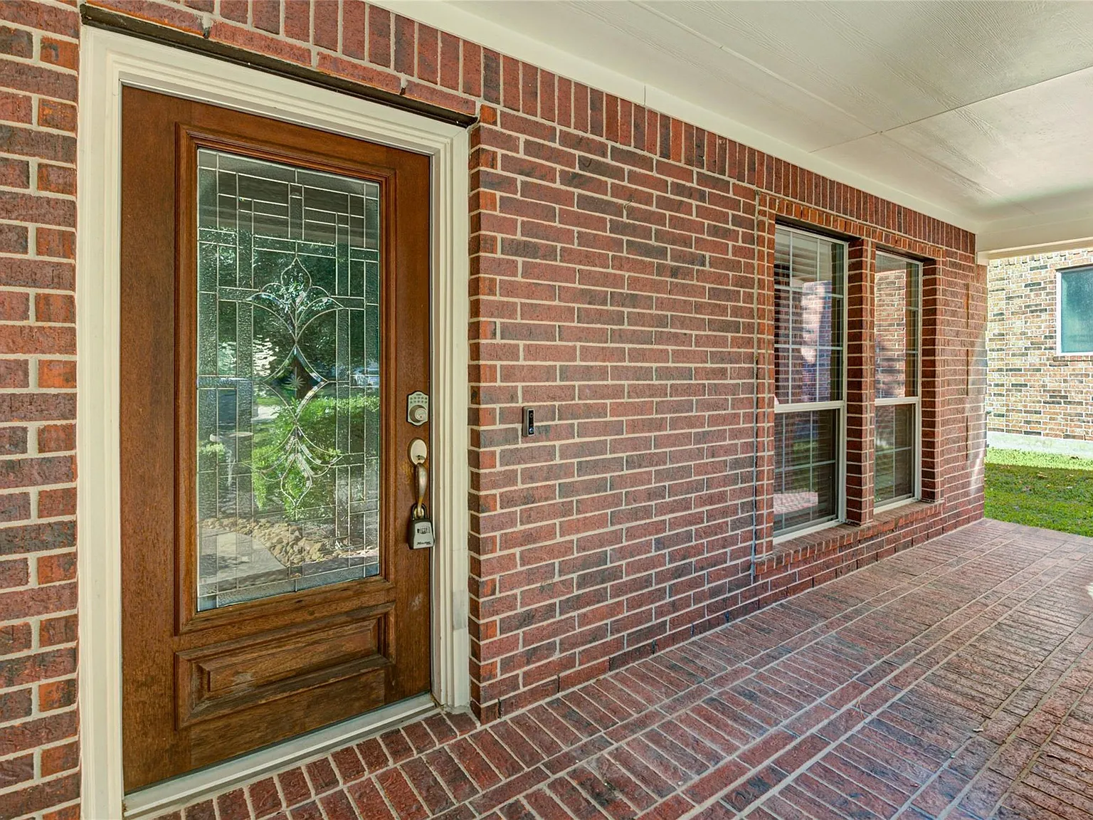 3 bed, 2.0 bath, 1880 sqft, $2,200 — Photo 2