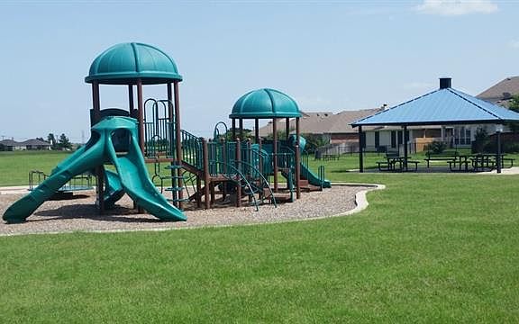 4th image of 601 Irish Glen Ct