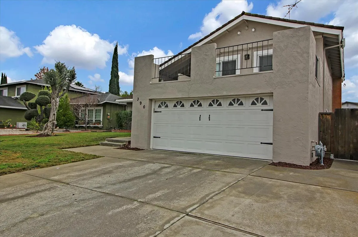 Building Photo - 396 Avenida Palmas