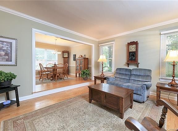 5th image of 119 Summerchase Ln