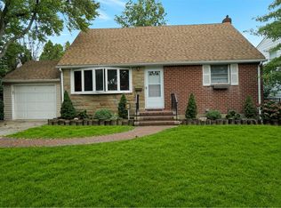 10 Lewis Ln, Syosset, NY 11791