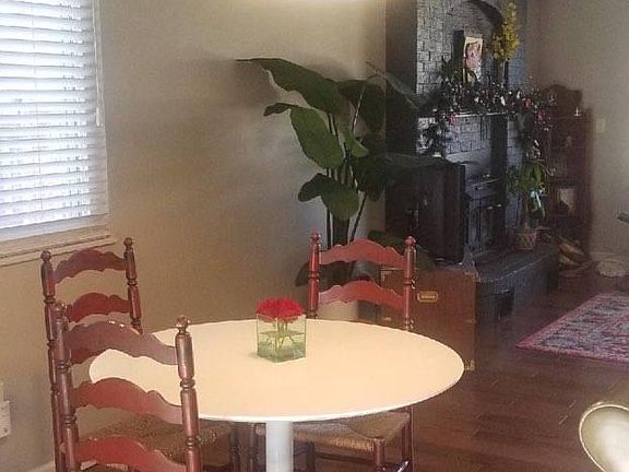 dining area off of kitchen
