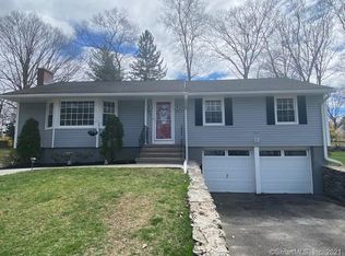 52 Oakridge Rd, Waterbury, CT 06706