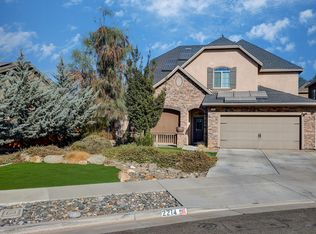 2214 N Fairway Ct, Visalia, CA 93291