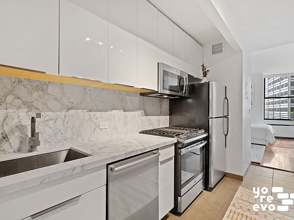 5th image of 1 Wall Street Ct Penthouse 3