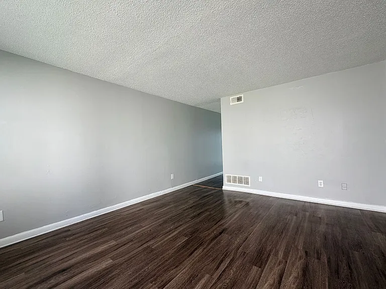 670 Hobbs Dr — Photo 2