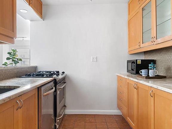 5th image of 211 E 53rd St APT 5J