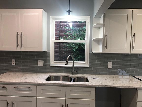 5th image of 4015 Seymour St