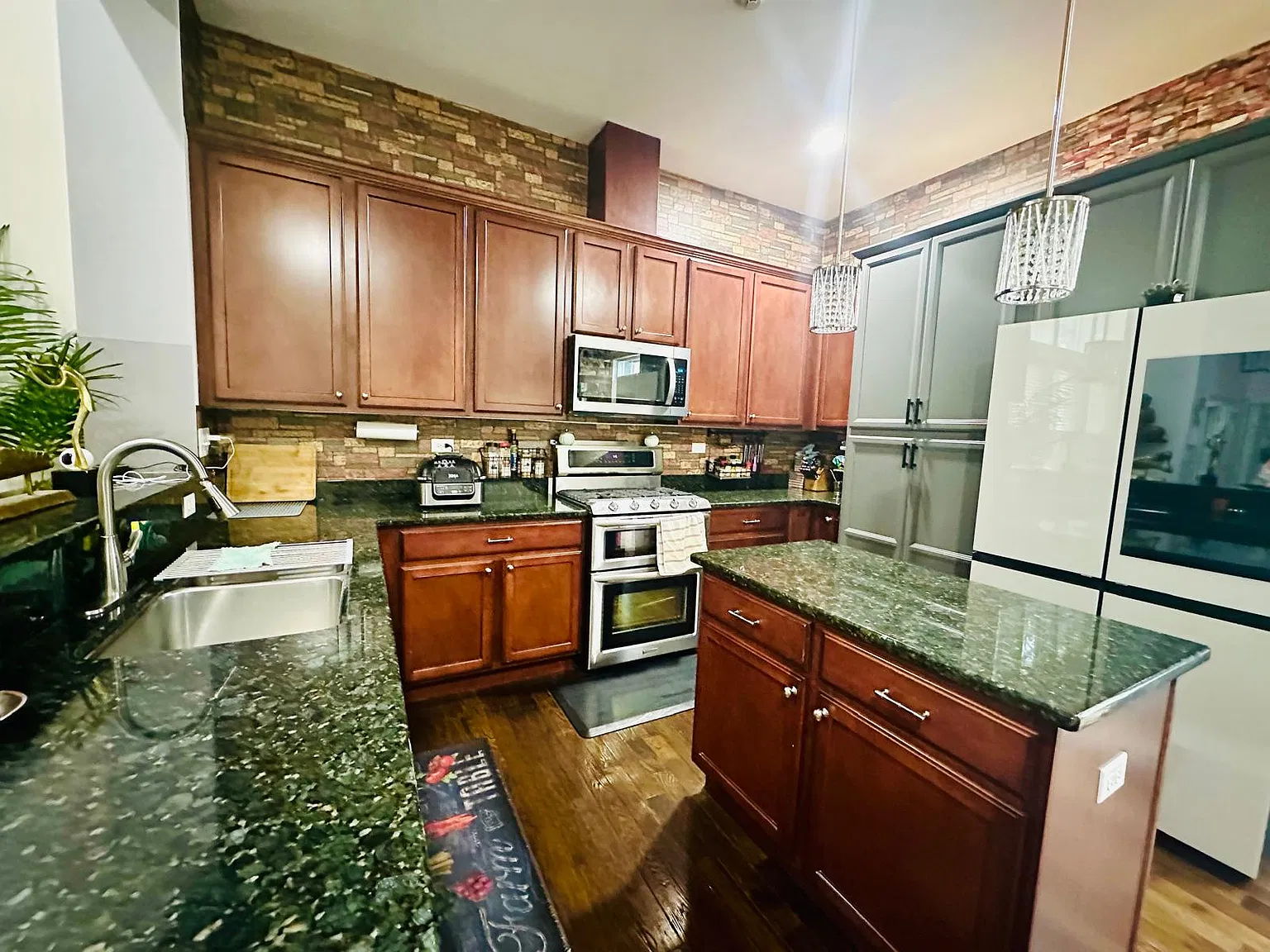 4 bed, 3.5 bath, 2135 sqft, $3,600 — Photo 4