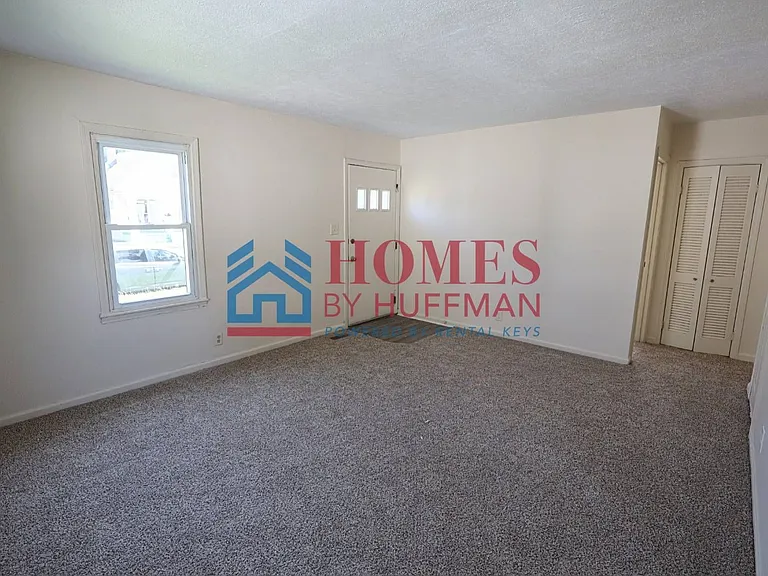 1413 E Illinois St — Photo 3