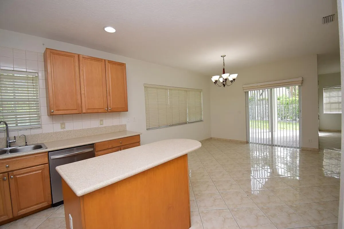 4 bed, 3.0 bath, 2512 sqft, $4,500 — Photo 4