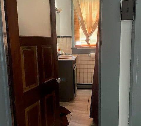 5th image of 812 Butler St