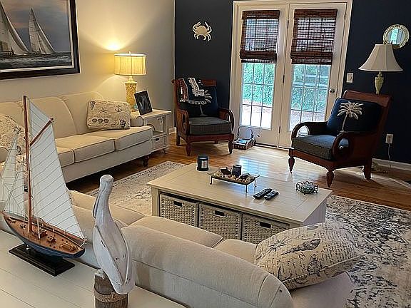 4th image of 139 Whisperwood Ln