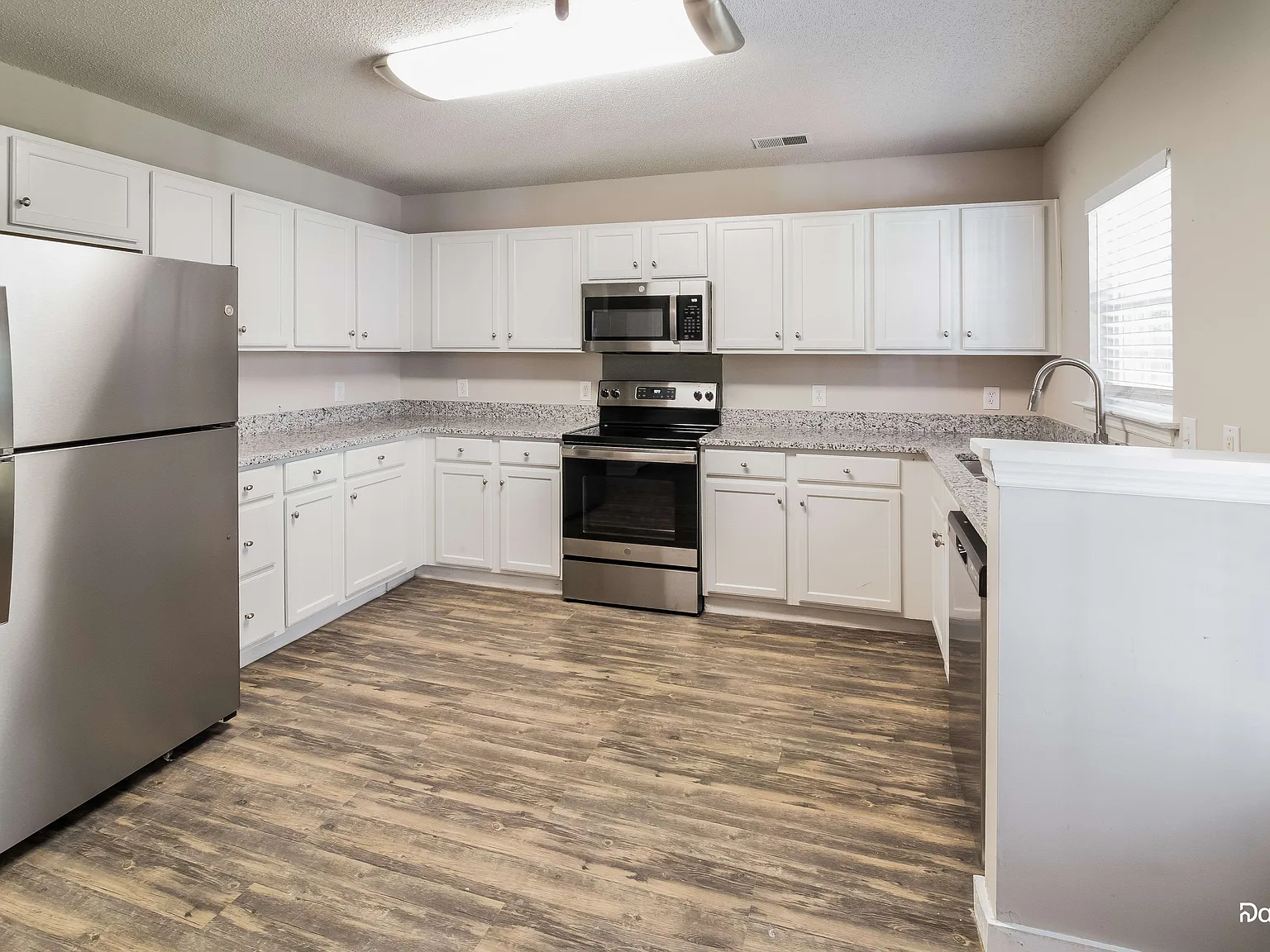 4 bed, 2.5 bath, 2358 sqft, $2,565 — Photo 3